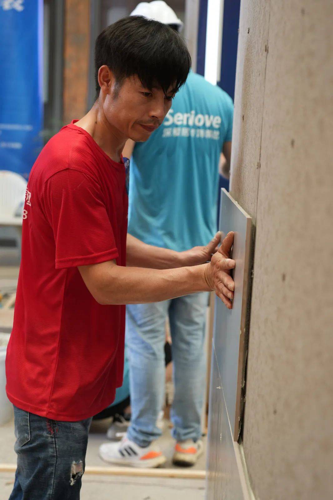 贴瓷砖的师傅叫什么工种(贴砖师傅一般包括做哪些工作)